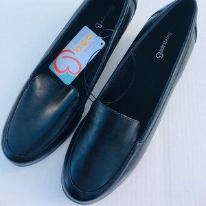 ‼️CLOSING SALE EVERYTHING MUST GO‼️ NWT Bare traps Wedge shoe black